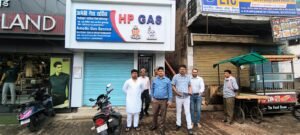 सुलतानपुर जनपद के जिला अधिकारी के निर्देश पर गैस एजेंसी पर संयुक्त छापेमारी, दस्तावेजों की हुई जांच