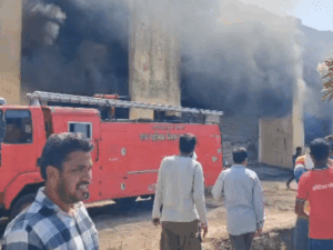 खंडवा सेल्स टैक्स दफ्तर में आग, पूरी बिल्डिंग चपेट में:झाड़ियों से भड़की, रिकॉर्ड और फर्नीचर जलकर खाक; तीन दमकल गाड़ियां पहुंचीं