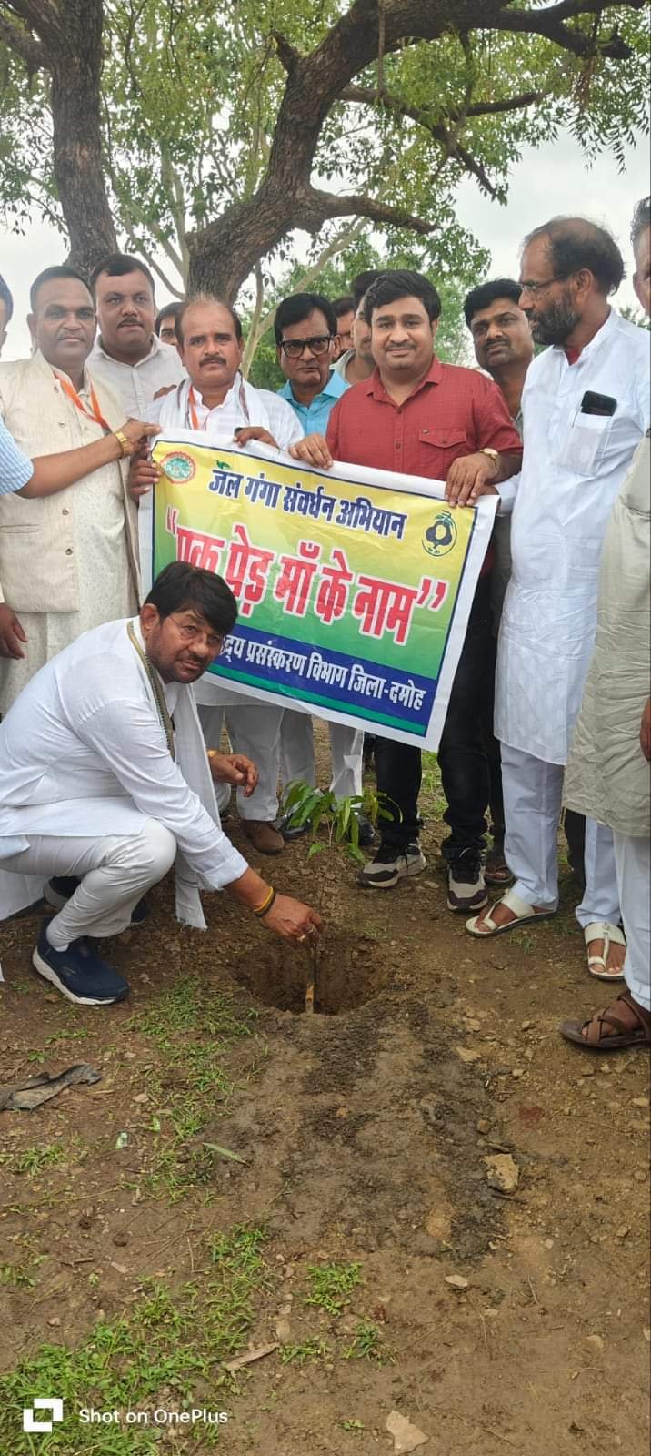 damoh पशुपालन एवं डेयरी राज्यमंत्री श्री पटेल ने किया पौध रोपण*