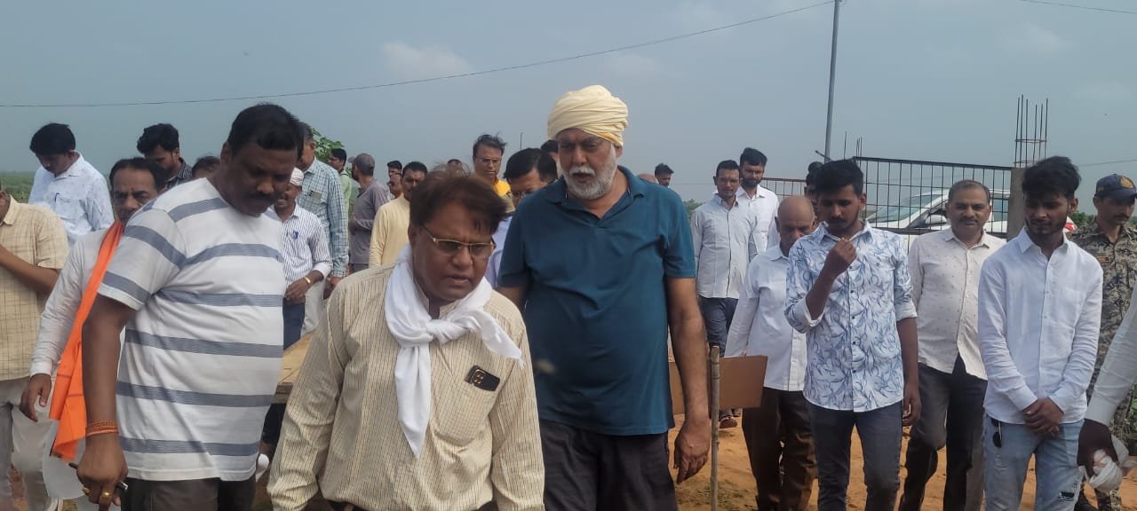 दमोह गौ-अभ्यारण जरारू धाम में वृक्षारोपण मंत्री प्रहलाद पटैल मौजूद
