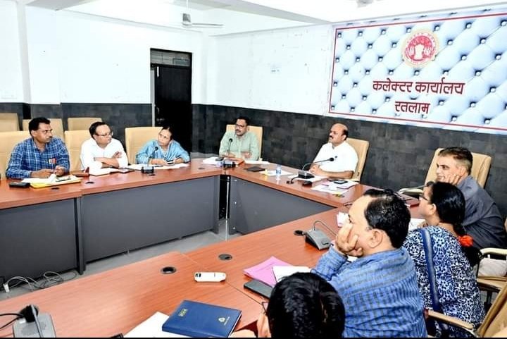 ratlam  प्रोजेक्ट नाबाई से स्वीकृत कराए जाएगे बैठक में कलेक्टर ने समीक्षा की