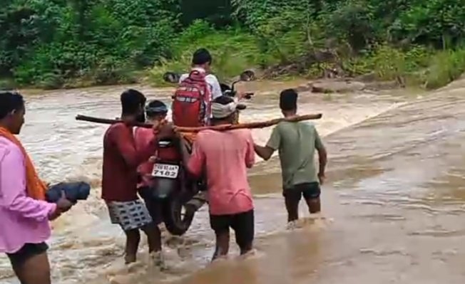 GARIABAND भारी बारिश होते ही फिर आफत,,राजापड़ाव क्षेत्र के बाघ नाला मे अधिक बाढ़ होने से आवागमन बाधित