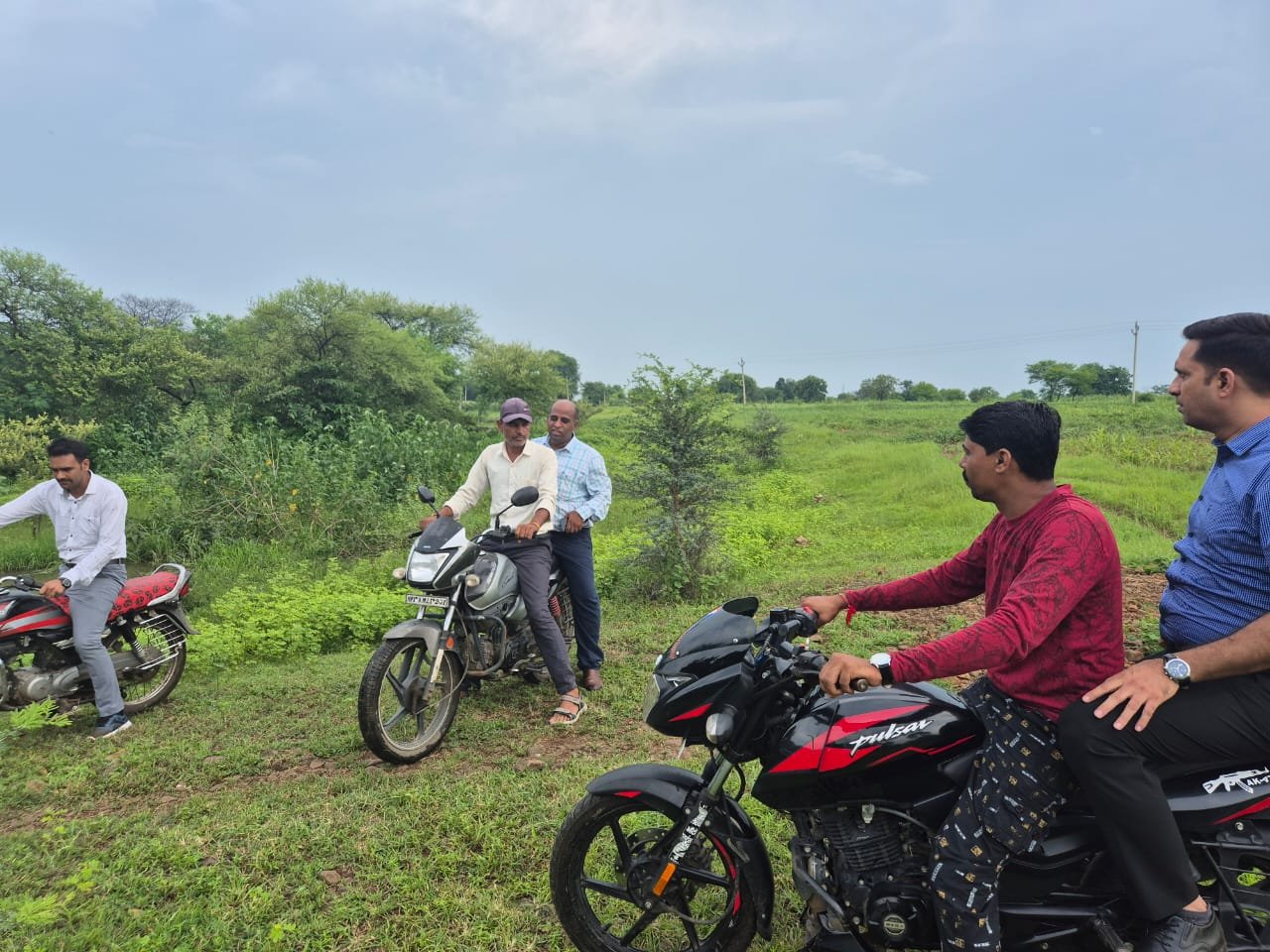 rajgarh कलेक्‍टर गिरीश मिश्रा ने किया ग्रामीण क्षेत्रों का मोटर सायकिल पर बैठकर दौरा कुओं एवं फसलों की स्थिति भी देखी