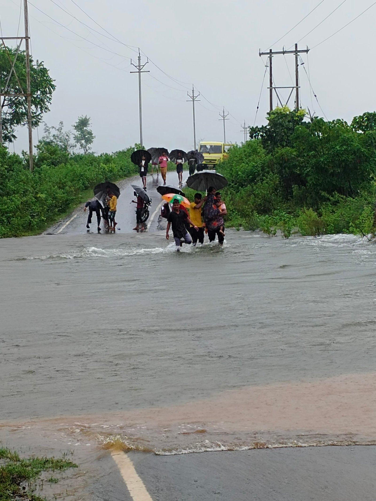 SEHORE लगातार हुई 12 घंटे की बारिश ने किया जन जीवन अस्तवियस्त, दर्जनों गांव का बरखेड़ा हसन से सड़क संपर्क टूटा।