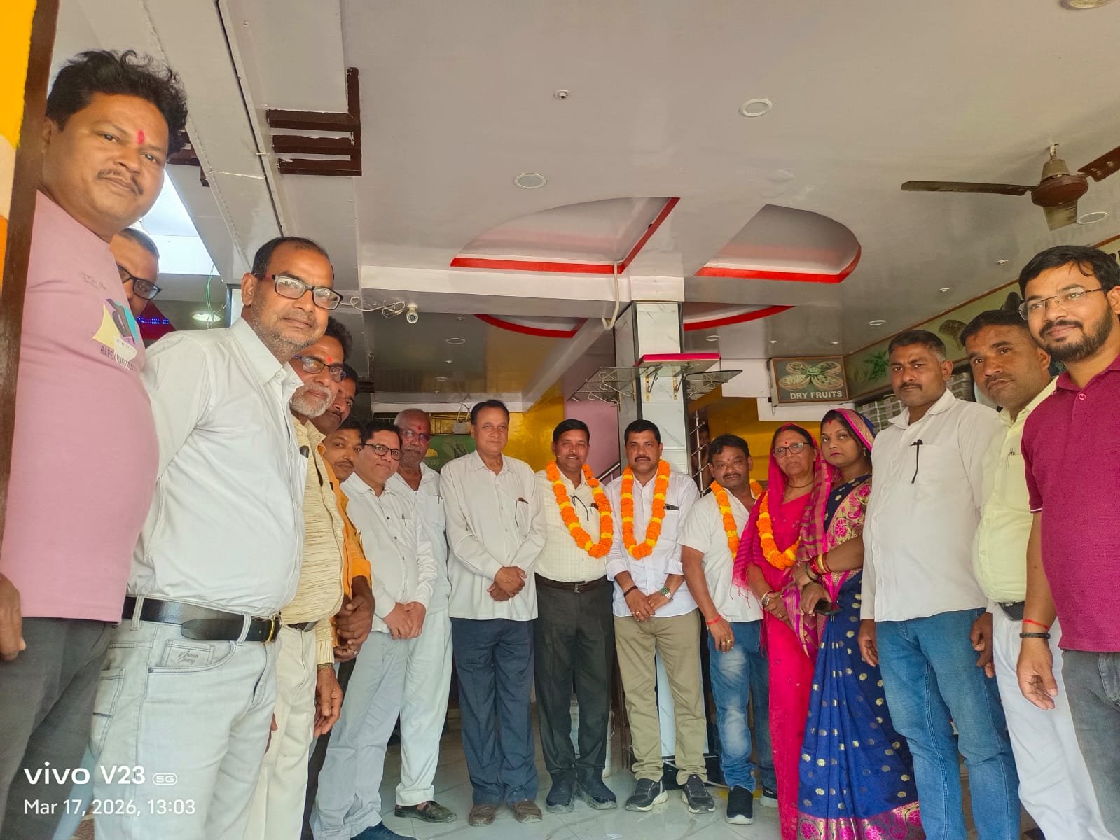 - भाजपा मंडल कार्यसमिति ने मनोनीत सभासदों मालती मिश्र, सुशील सिंह व सीताराम मोदनवाल को दी बधाई - मनोनीत सभी सभासद पार्टी के कर्मठ कार्यकर्ता : मंडल अध्यक्ष - यह रहे मौजूद - विजय सिंह - राजापुर, जगदीश चौरसिया, गोविन्द नारायण तिवारी, डॉ केपी सिंह, संजय निषाद, डॉ राम कृपाल वर्मा, दिनेश सिंह, शुभम सिंह, सत्य प्रकाश बरनवाल, डॉ विजय शंकर तिवारी, आशीष बरनवाल, सतीश सिंह आदि