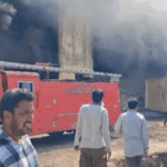 खंडवा सेल्स टैक्स दफ्तर में आग, पूरी बिल्डिंग चपेट में:झाड़ियों से भड़की, रिकॉर्ड और फर्नीचर जलकर खाक; तीन दमकल गाड़ियां पहुंचीं