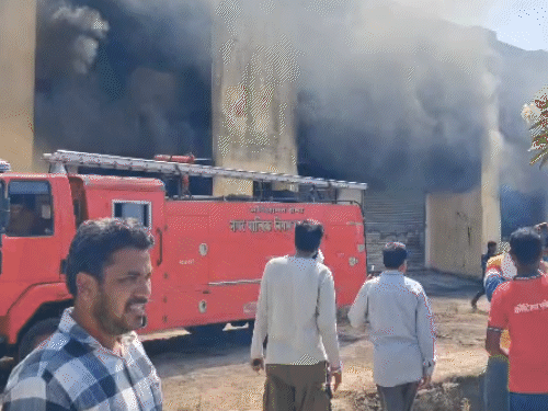 खंडवा सेल्स टैक्स दफ्तर में आग, पूरी बिल्डिंग चपेट में:झाड़ियों से भड़की, रिकॉर्ड और फर्नीचर जलकर खाक; तीन दमकल गाड़ियां पहुंचीं