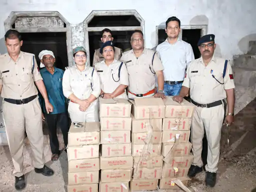 बरोदिया कलां में पकड़ाई 26 पेटी शराब:निर्माणाधीन प्रधानमंत्री आवासों में छिपाकर रखी थी अवैध शराब, आबकारी टीम ने दबिश देकर जब्त की
